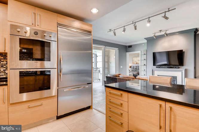 THE RITZ-CARLTON RESIDENCES - Residential Lease