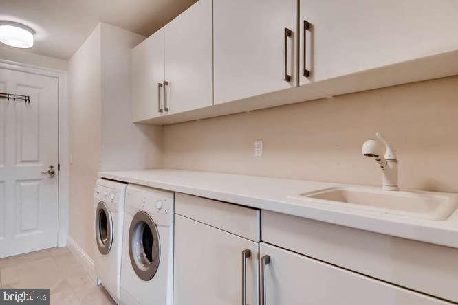 THE RITZ-CARLTON RESIDENCES - Residential Lease