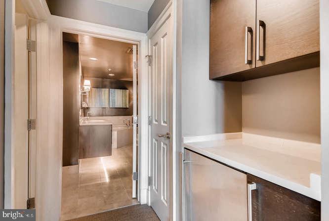 THE RITZ-CARLTON RESIDENCES - Residential Lease