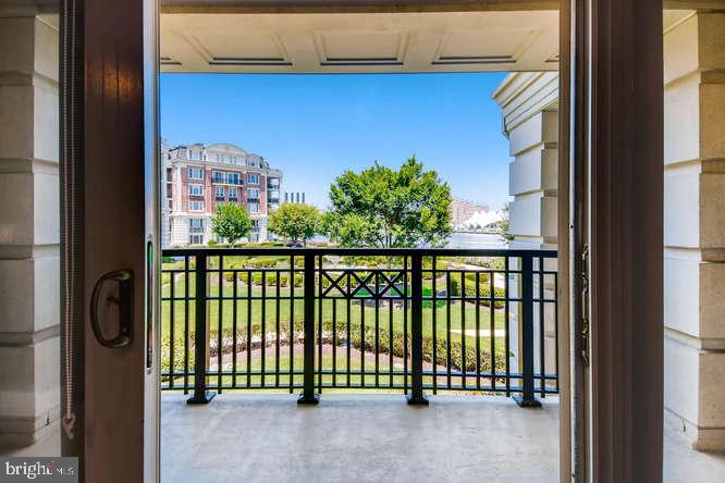 THE RITZ-CARLTON RESIDENCES - Residential Lease