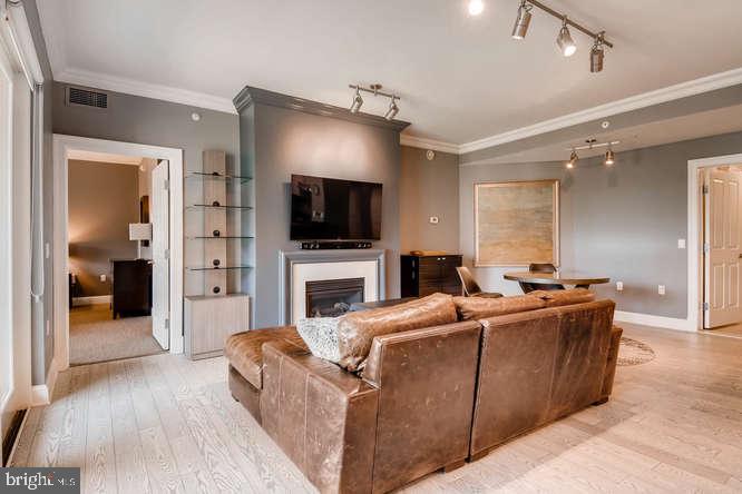 THE RITZ-CARLTON RESIDENCES - Residential Lease