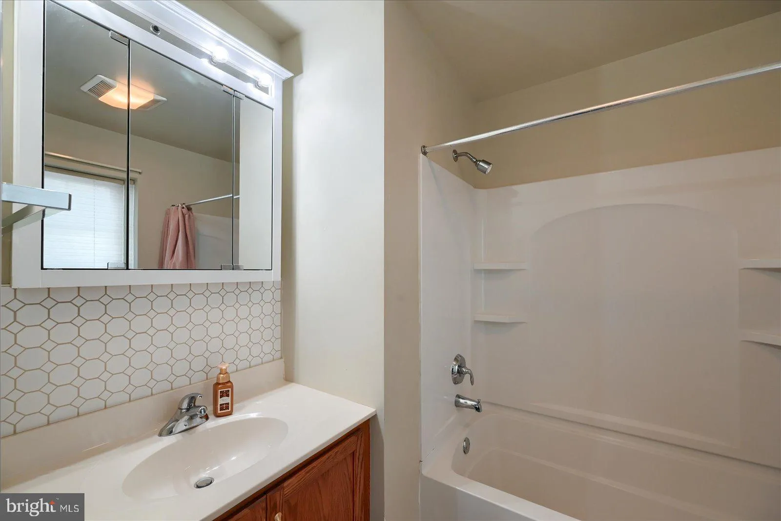 York, Pennsylvania 17404, United States, 3 Bedrooms Bedrooms, ,3 BathroomsBathrooms,Residential,Pending,101505