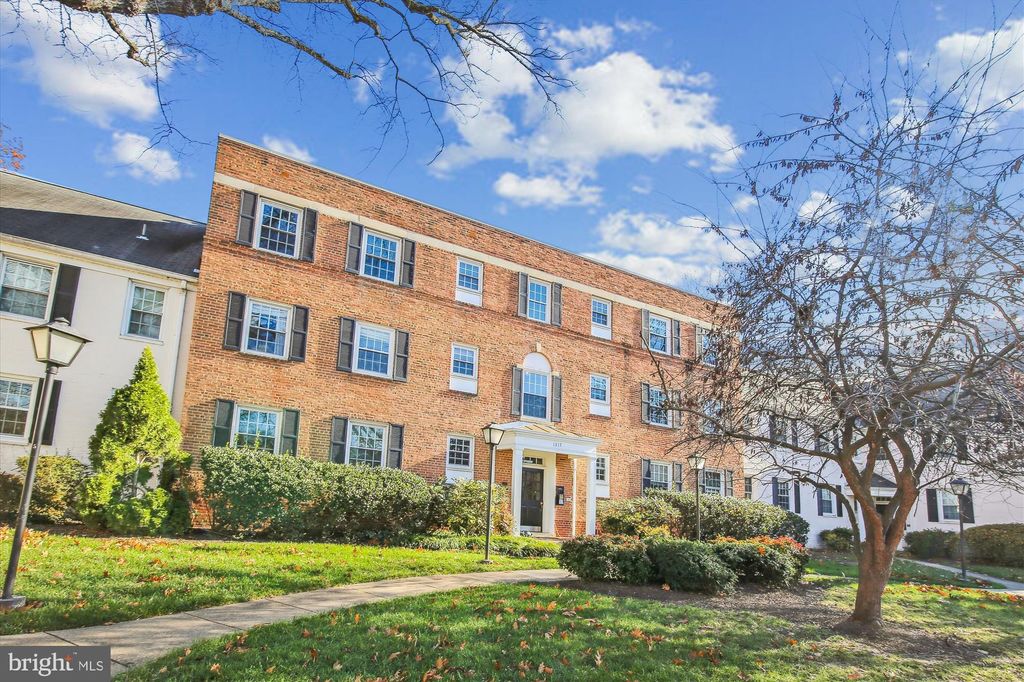 Photo of 1317 S Walter Reed Drive S #17301, ARLINGTON, VA 22204 (MLS # VAAR2063688)