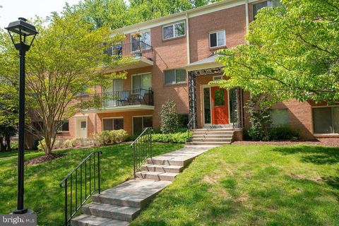 Photo of 10644 Weymouth Street #W-1, BETHESDA, MD 20814 (MLS # MDMC2217158)