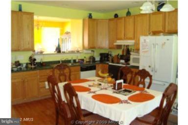 AUTUMN CHASE HUNT - Residential Lease