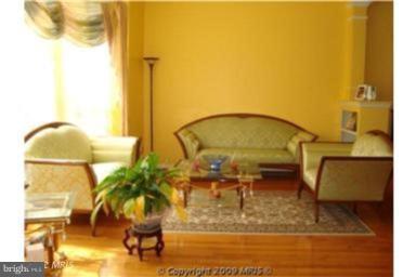 AUTUMN CHASE HUNT - Residential Lease