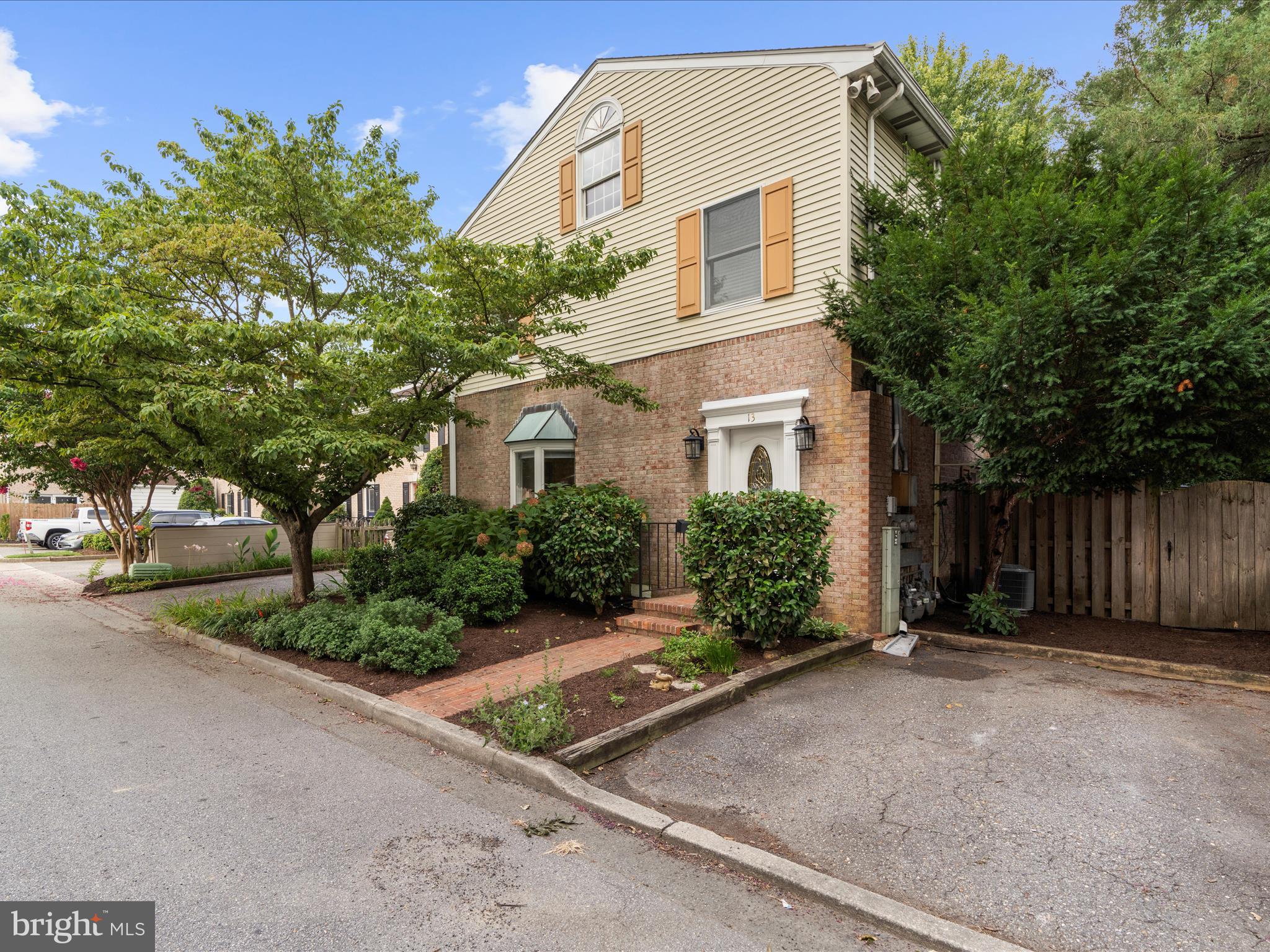 13 N THOROUGHGOOD LANE 24