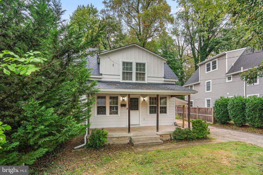 Photo of 715 Anderson Avenue, ROCKVILLE, MD 20850 (MLS # MDMC2204580)