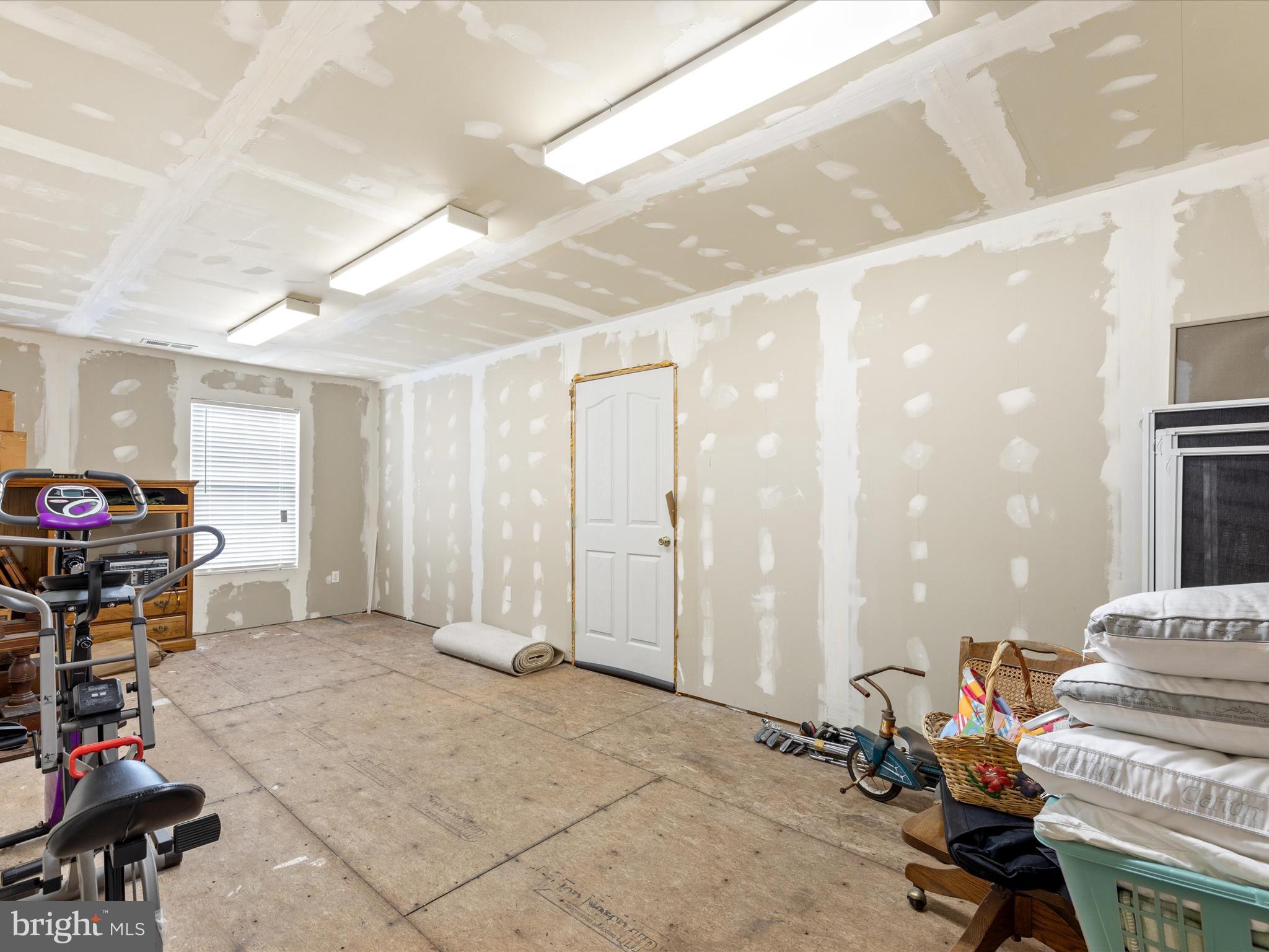 HENRYS GREEN - Residential