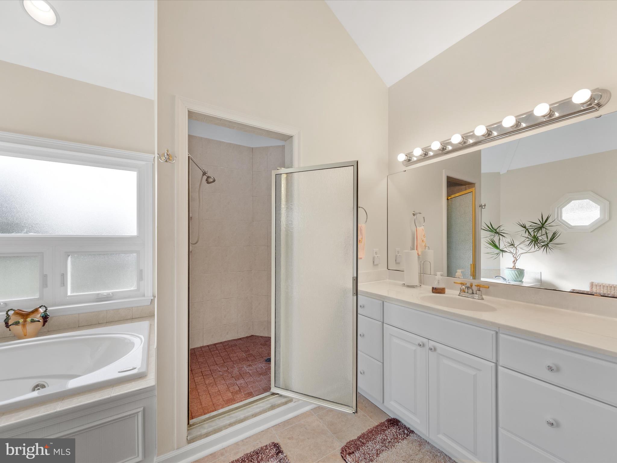 HENRYS GREEN - Residential