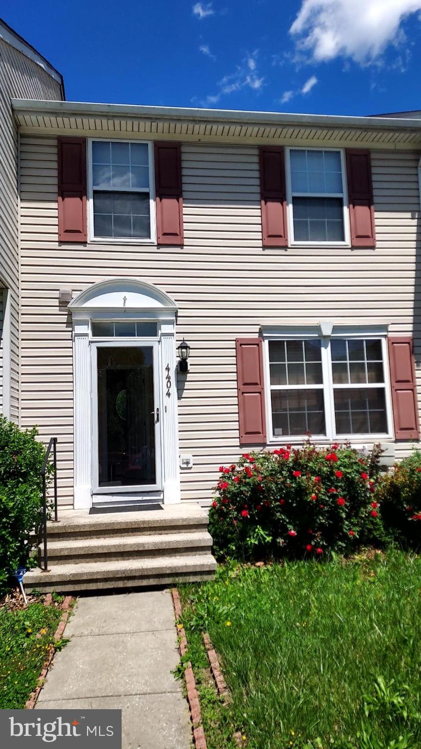 Come check out this awesome townhouse!...and all you will need bring along to settle in would be your suitcases, as this property is not only beautifully finished, it is fully furnished as well!
Minimum income requirement is 35x the monthly rent in gross annual income, and a credit score above 600.
Prospects must apply online through the Long & Foster rental application link on her website.
Property is managed by HomeServices Property Management(HSPM)