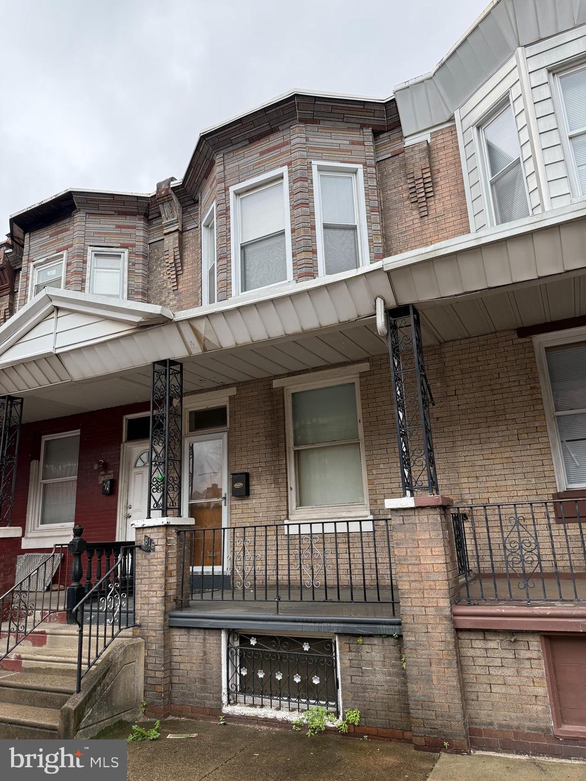Investors/ Contractors ! Kensington -3 bedroom/ 1 Bath in need of a rehab.
Nice porch front home, yard, basement, nice size rooms, solid home.