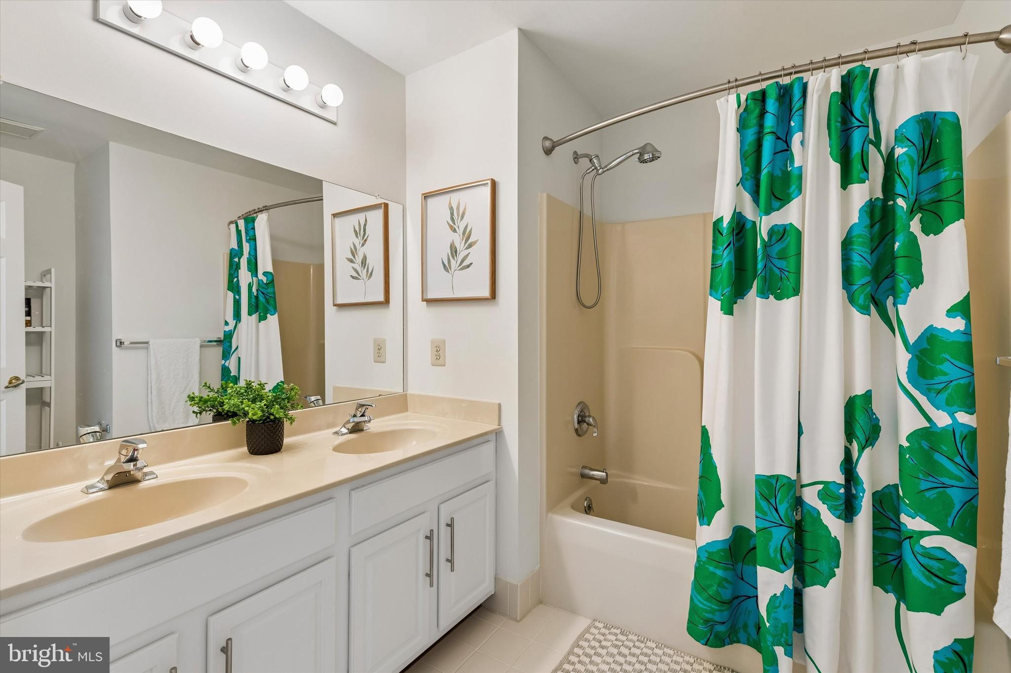 HAMPTON GREEN - Residential