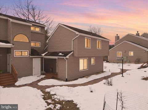 Townhouse For Sale - 3322 Windermere Drive Dr<br/> BUSHKILL, PA 18324