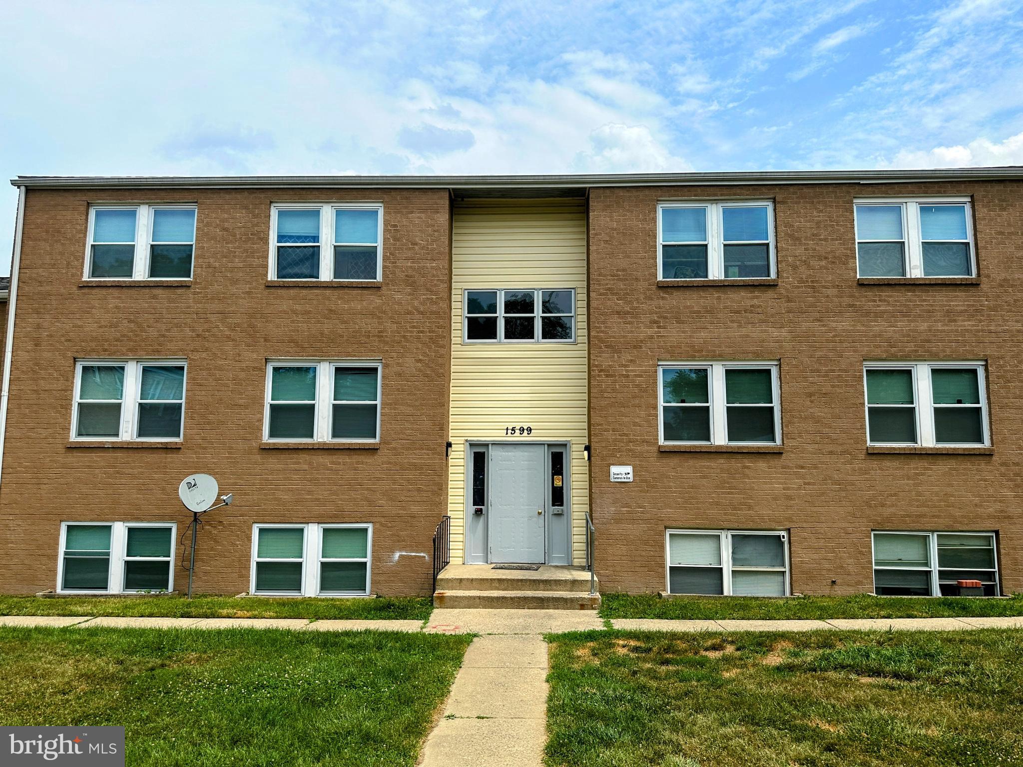 Three-Bedroom Apartment – Frederick, MD
Spacious three-bedroom, one-bathroom apartment available now! Located on the ground floor, this home offers comfortable living in a convenient Frederick location. Enjoy the ease of onsite laundry facilities and proximity to local shops, dining, and public transportation.
This unit features three bedrooms, one bathroom, and ground-floor access. Onsite laundry is available for your convenience, and the rent includes water, sewer, trash, and natural gas. The only utility you’ll be responsible for is your individual electricity usage.
Don’t miss out—schedule a showing today!