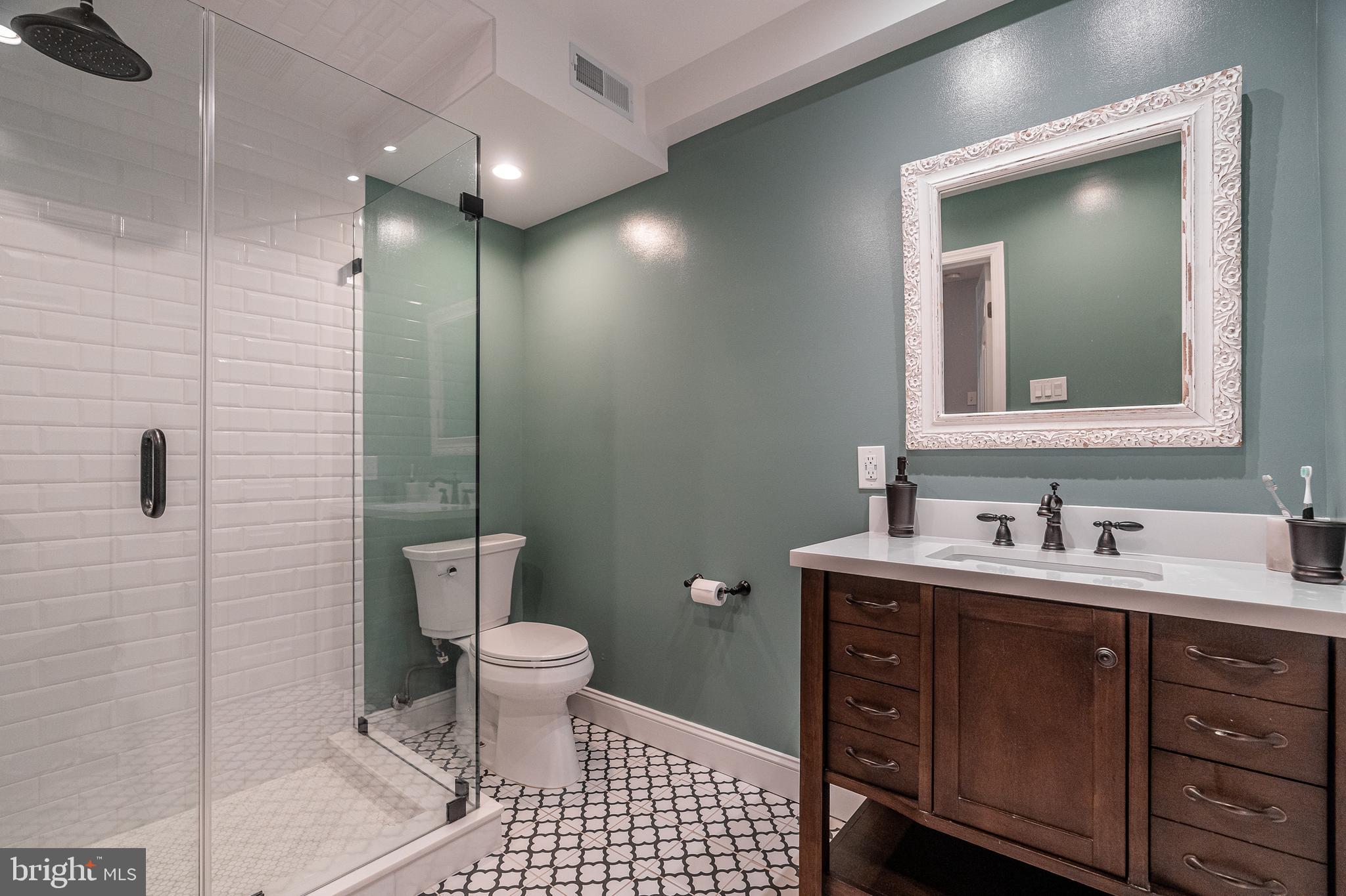 QUEEN VILLAGE - Residential