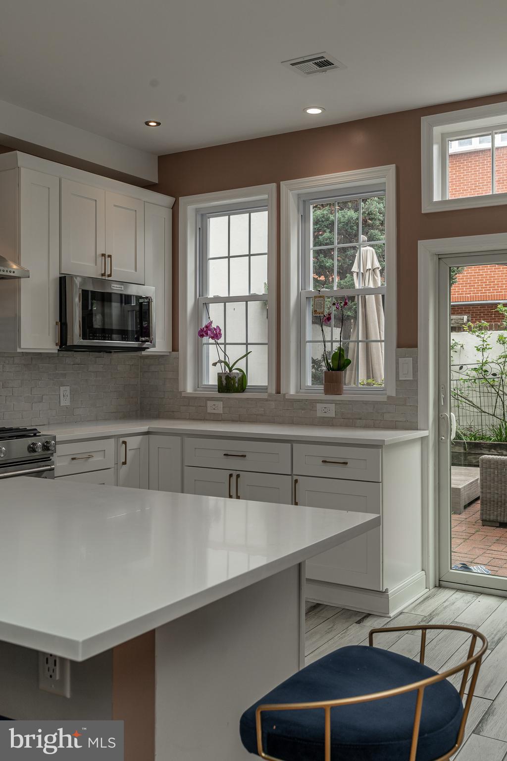 QUEEN VILLAGE - Residential