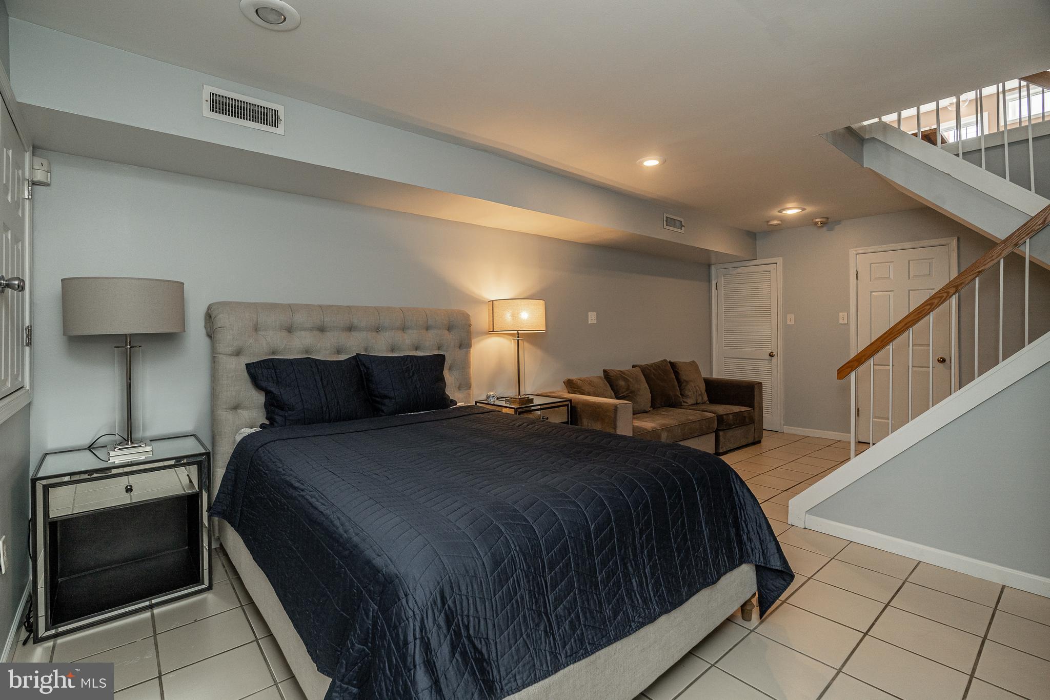 QUEEN VILLAGE - Residential