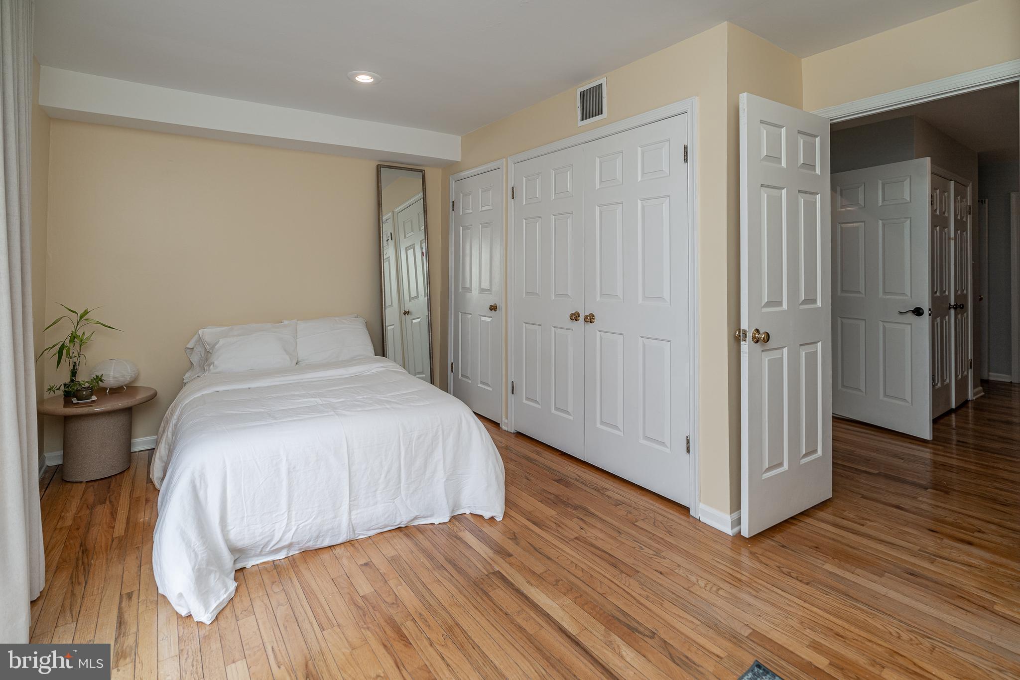 QUEEN VILLAGE - Residential