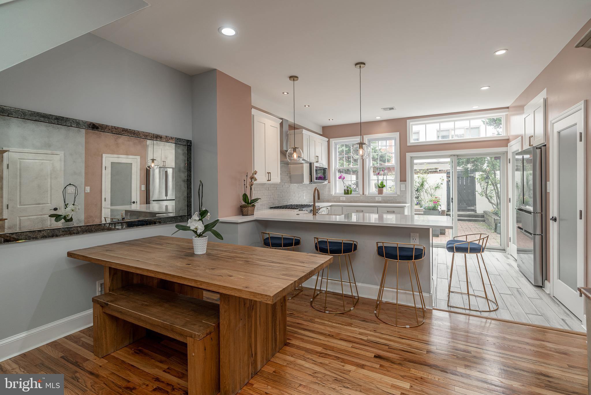 QUEEN VILLAGE - Residential