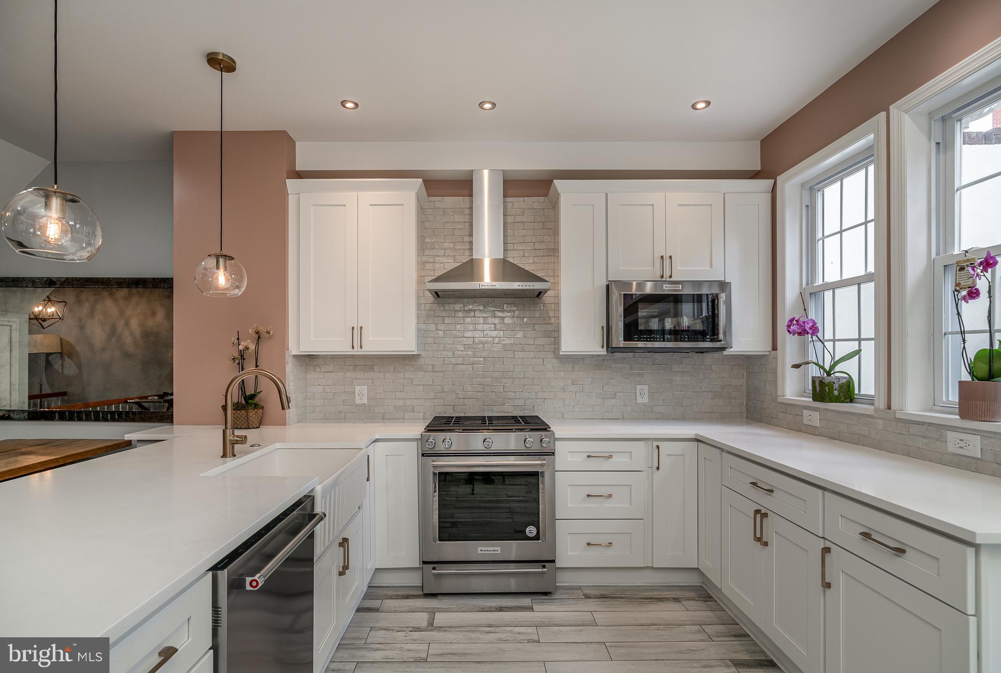 QUEEN VILLAGE - Residential