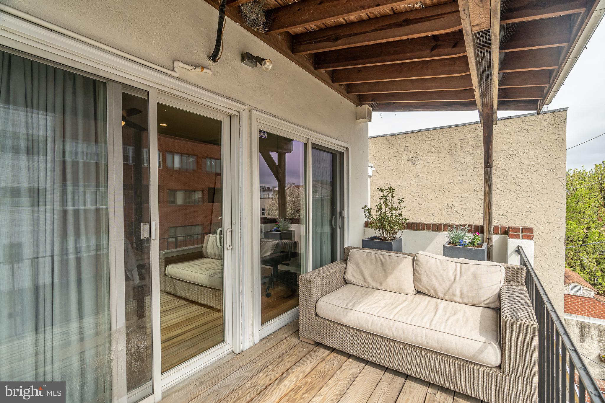 QUEEN VILLAGE - Residential