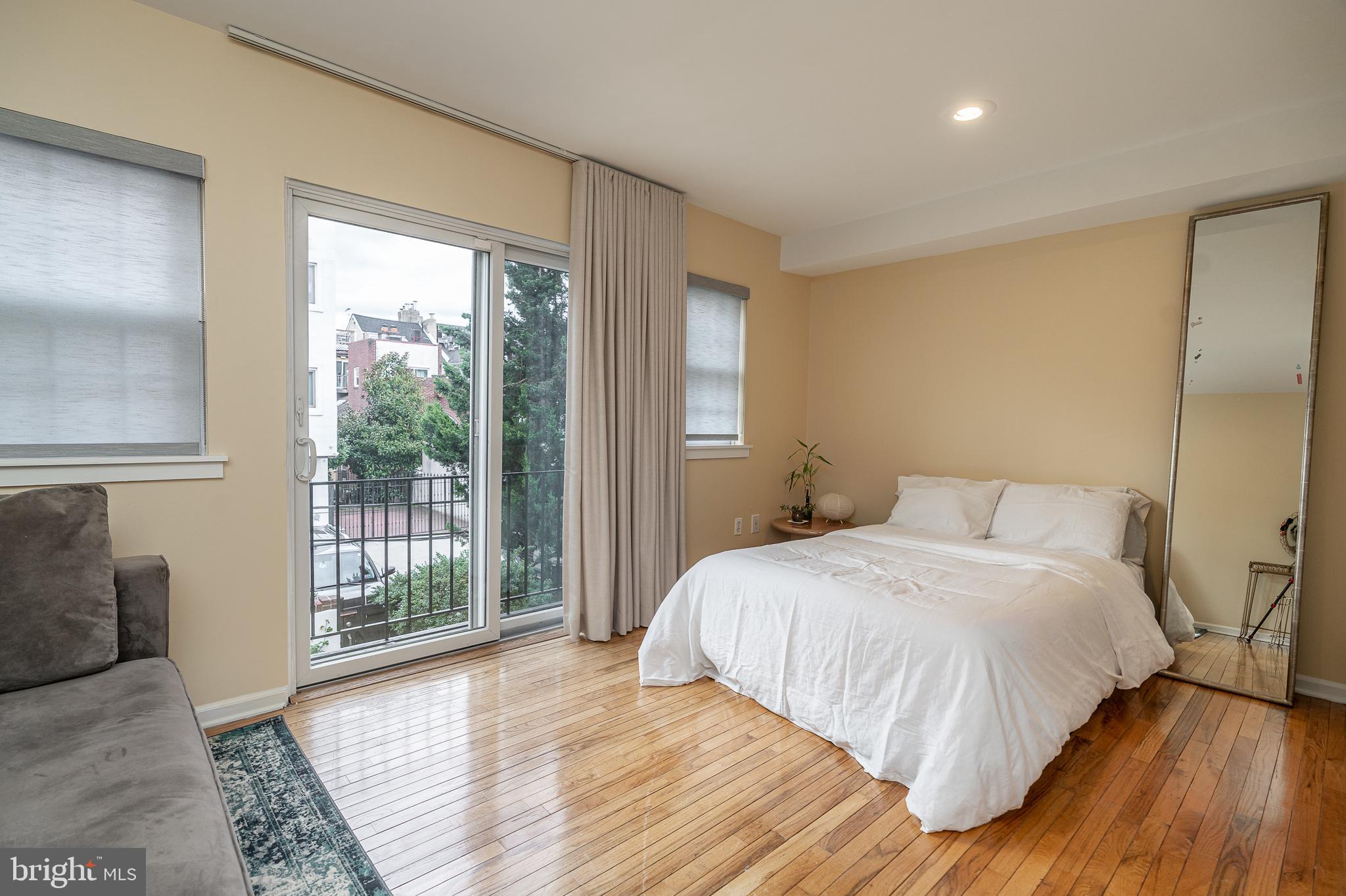 QUEEN VILLAGE - Residential