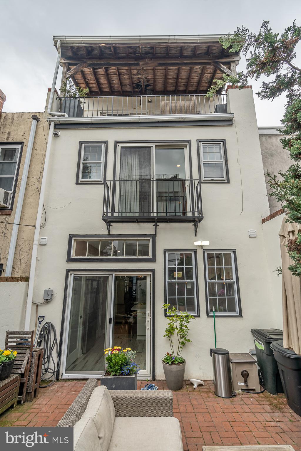 QUEEN VILLAGE - Residential