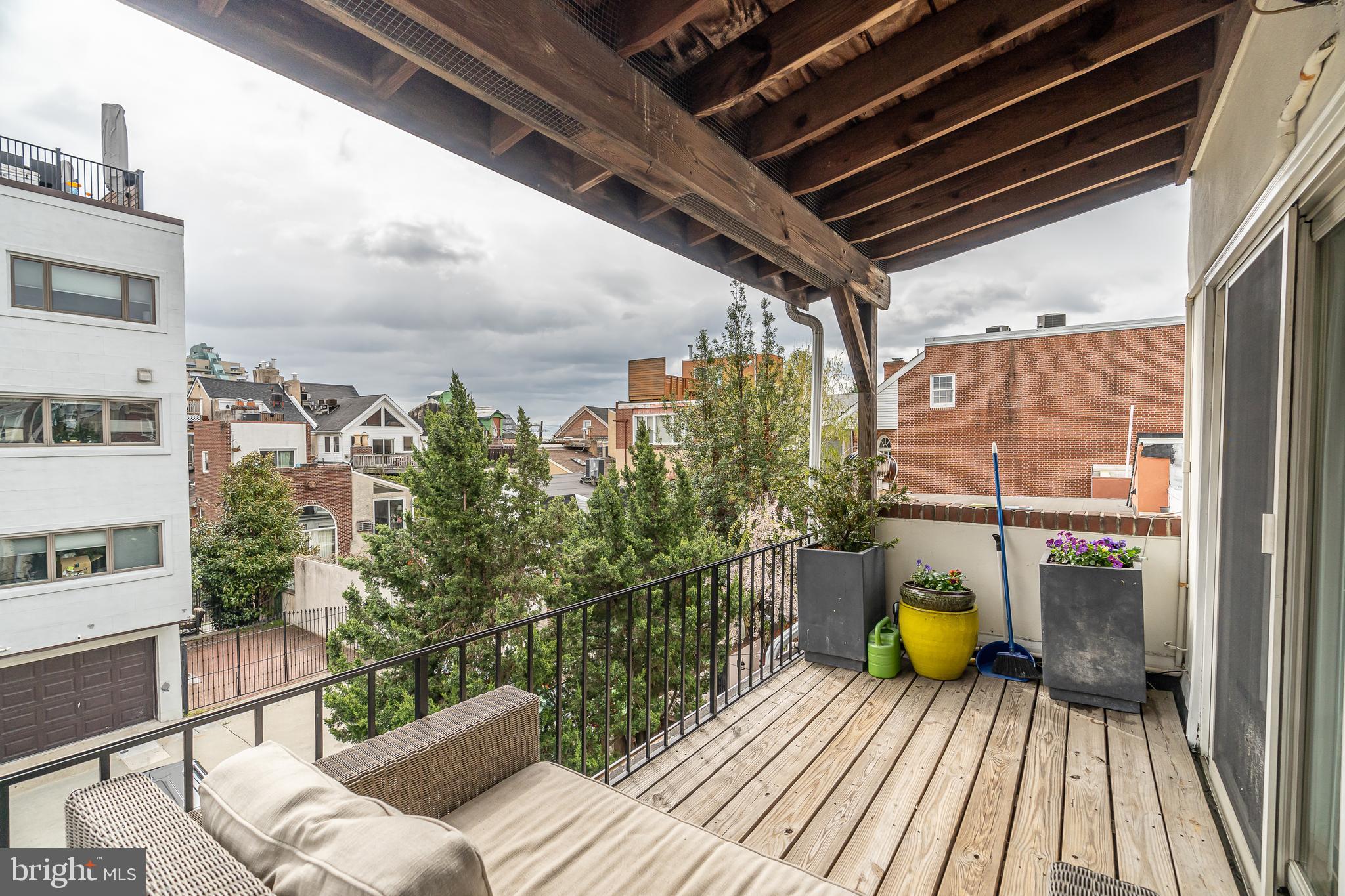 QUEEN VILLAGE - Residential