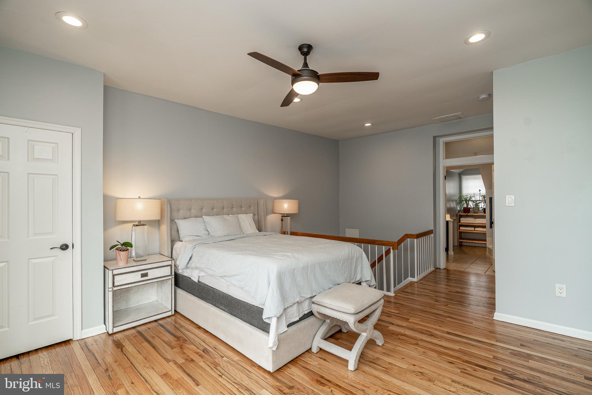 QUEEN VILLAGE - Residential