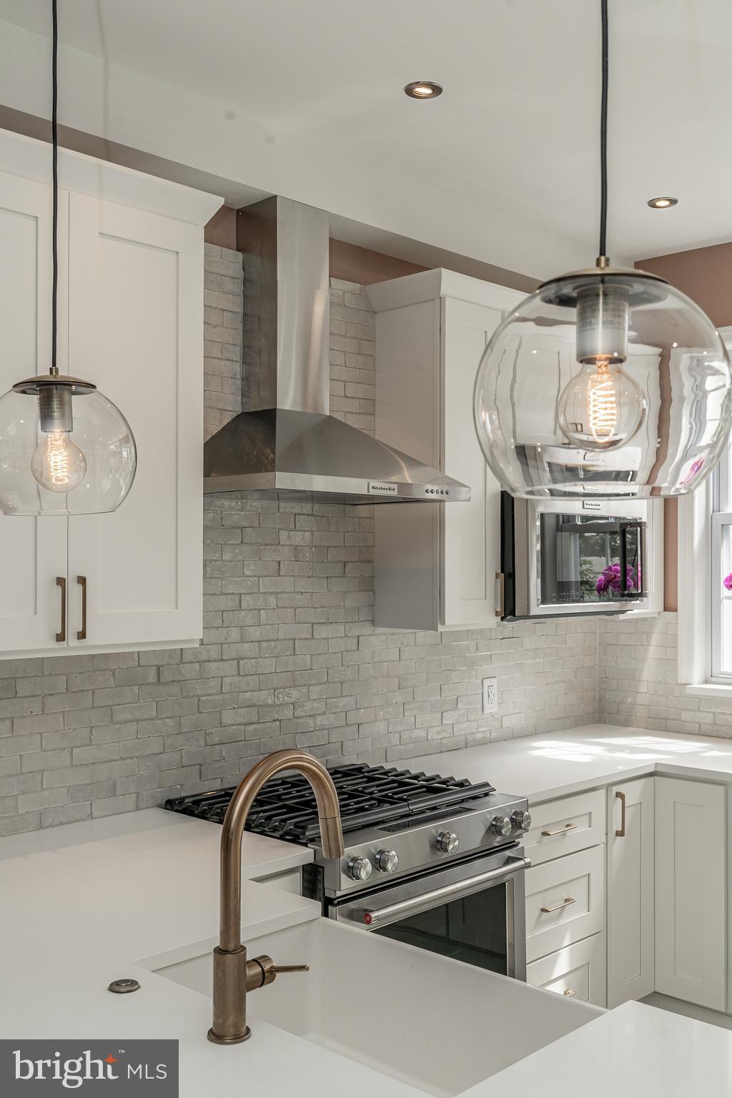 QUEEN VILLAGE - Residential