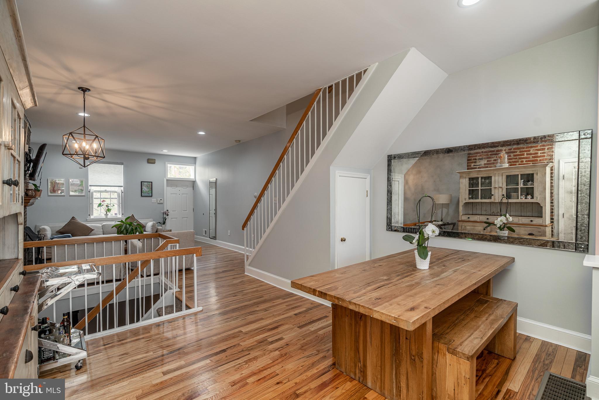 QUEEN VILLAGE - Residential