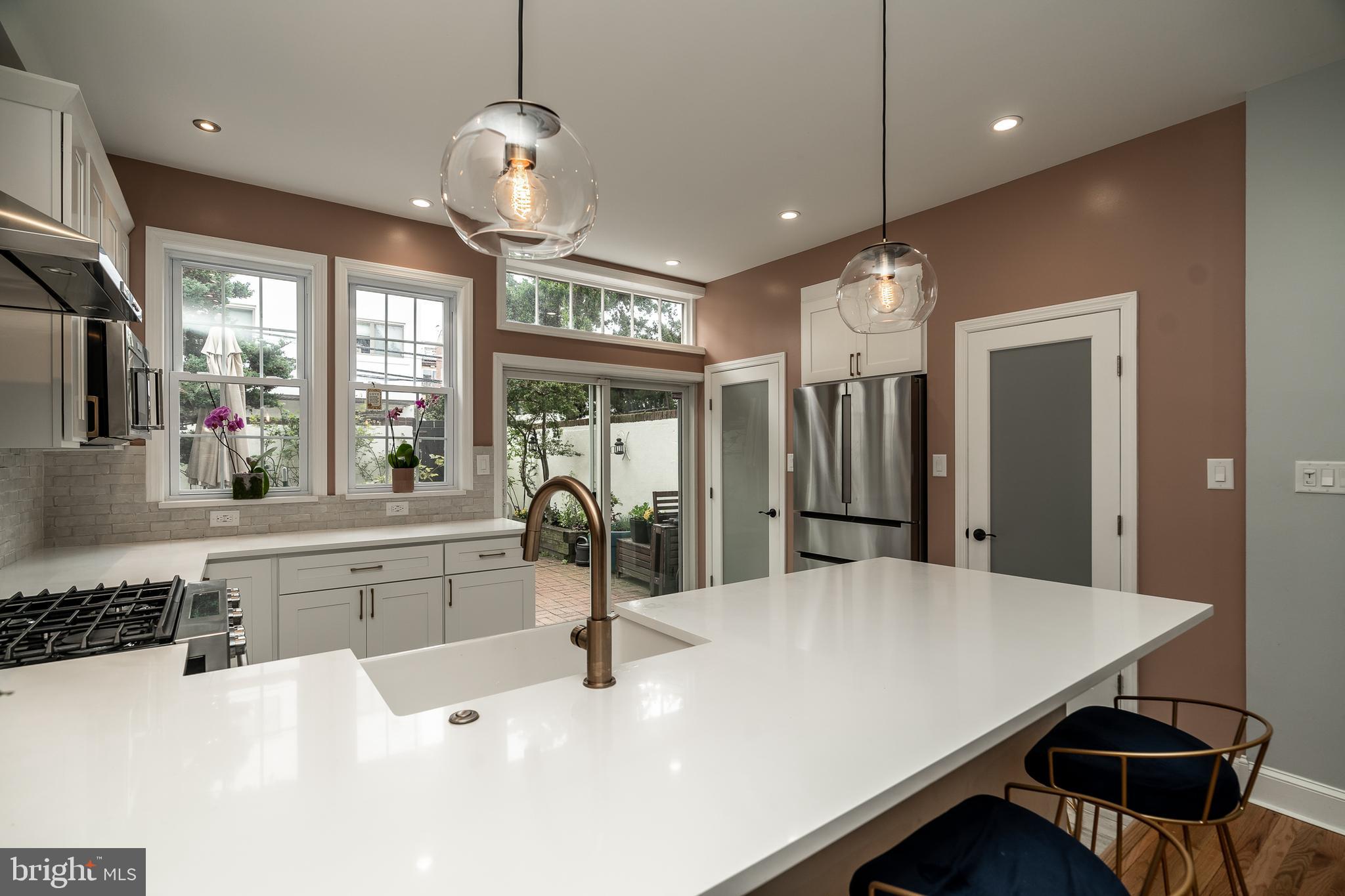 QUEEN VILLAGE - Residential