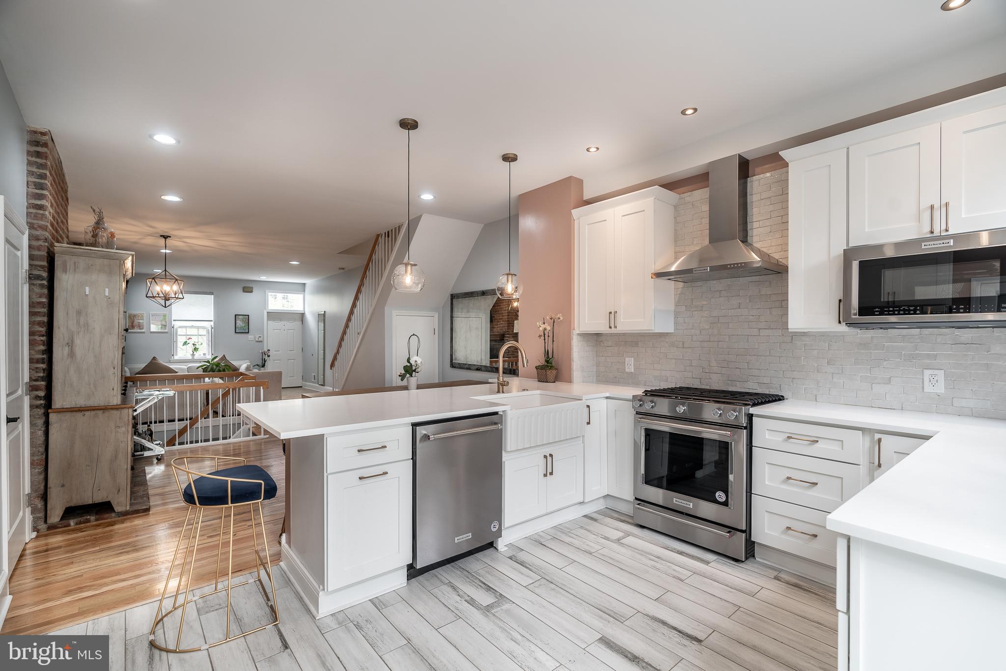 QUEEN VILLAGE - Residential