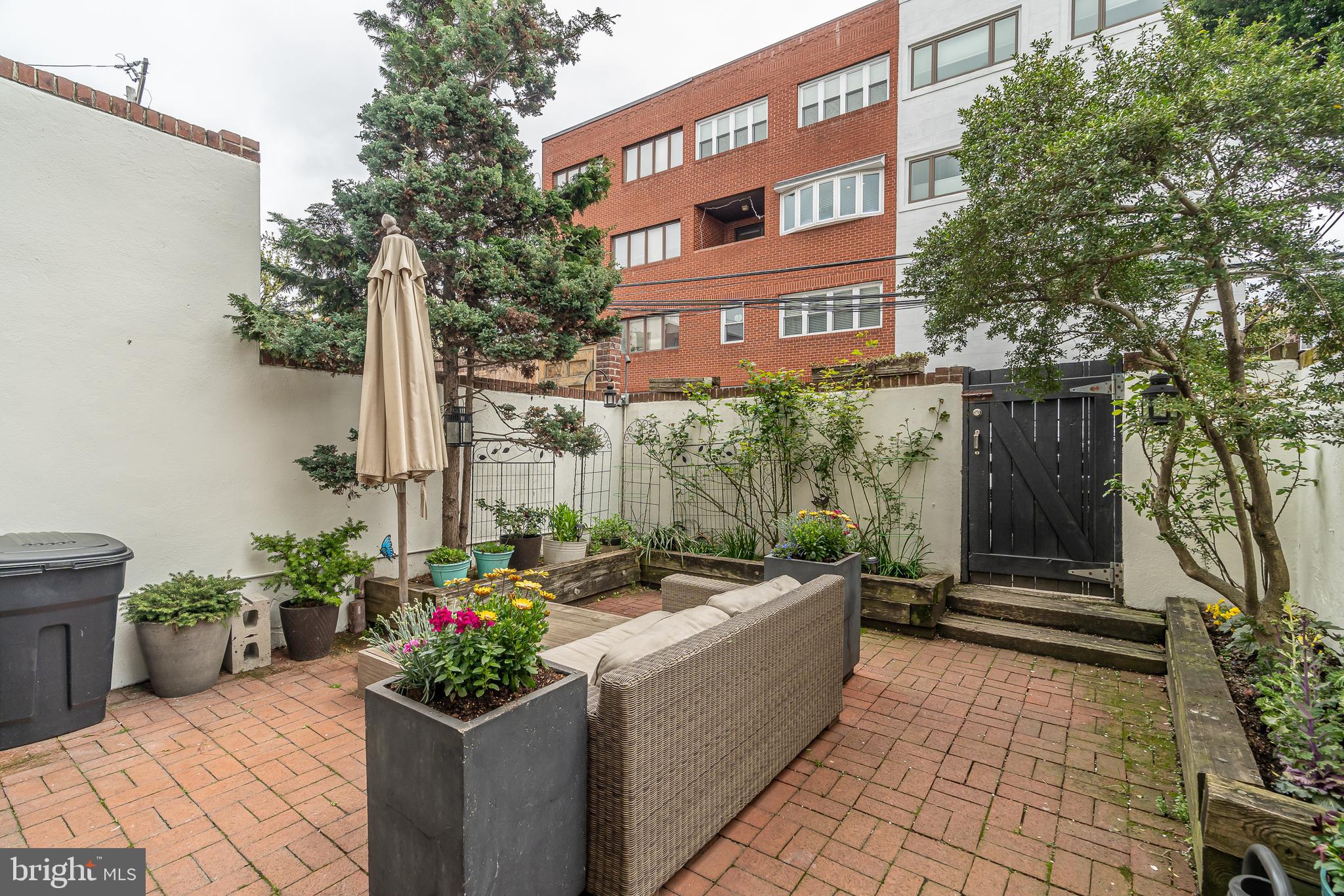 QUEEN VILLAGE - Residential