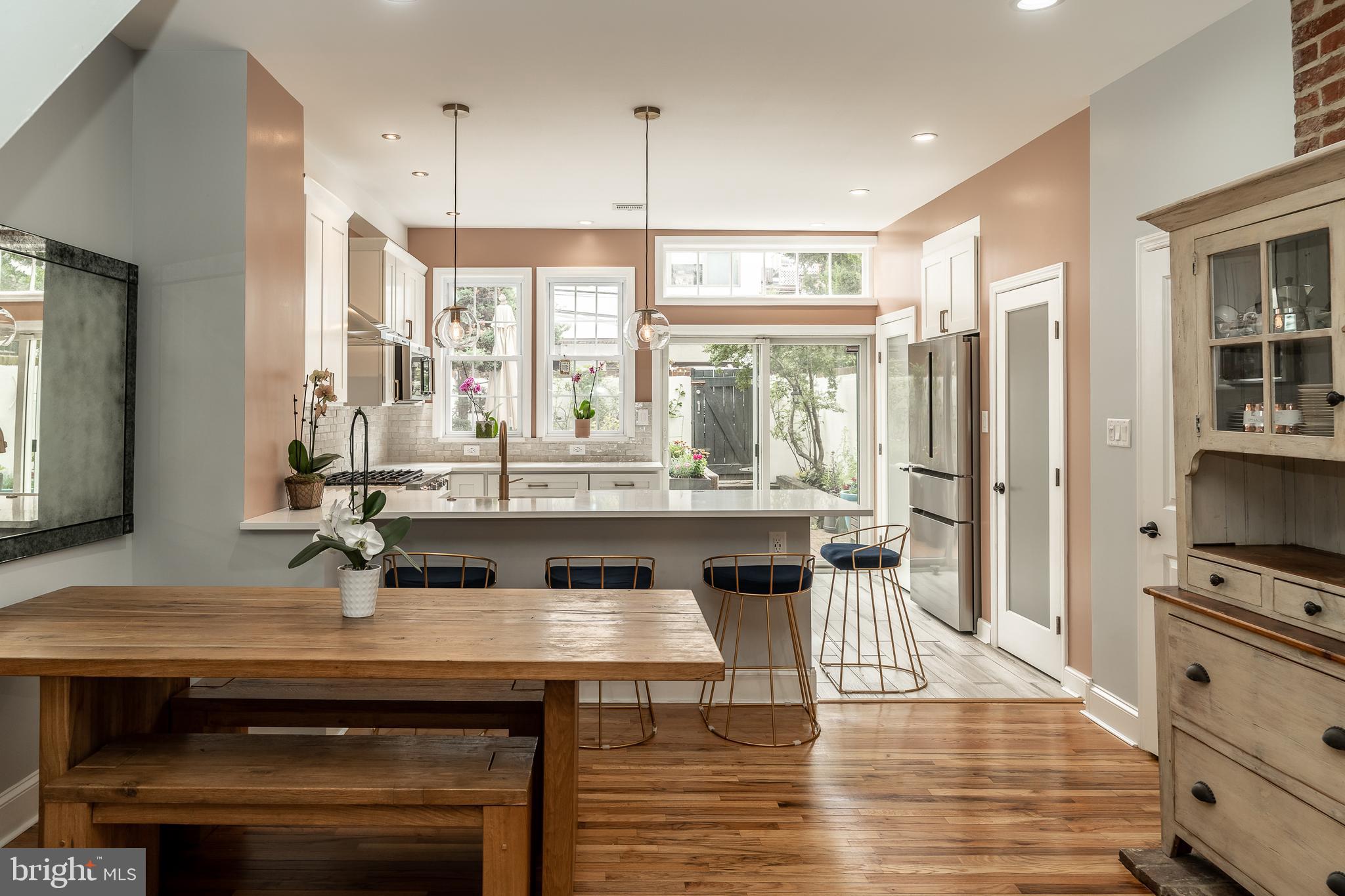 QUEEN VILLAGE - Residential