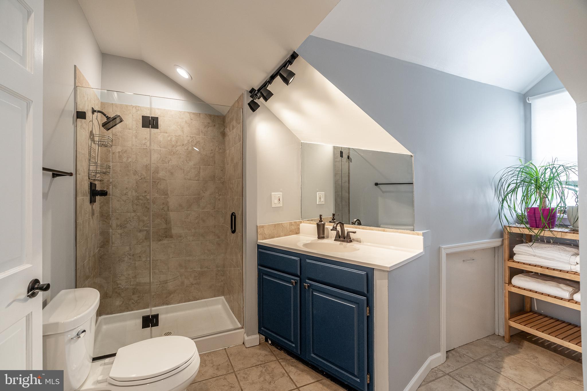 QUEEN VILLAGE - Residential