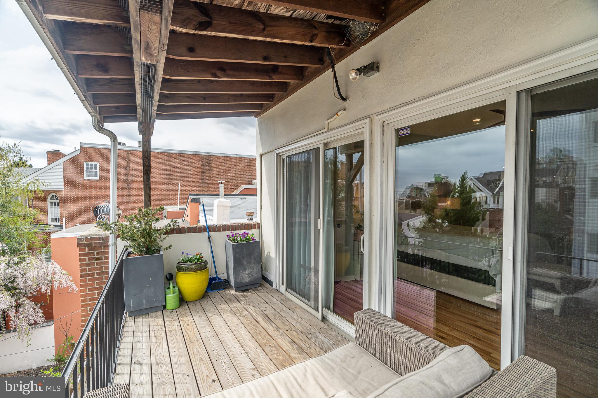 QUEEN VILLAGE - Residential