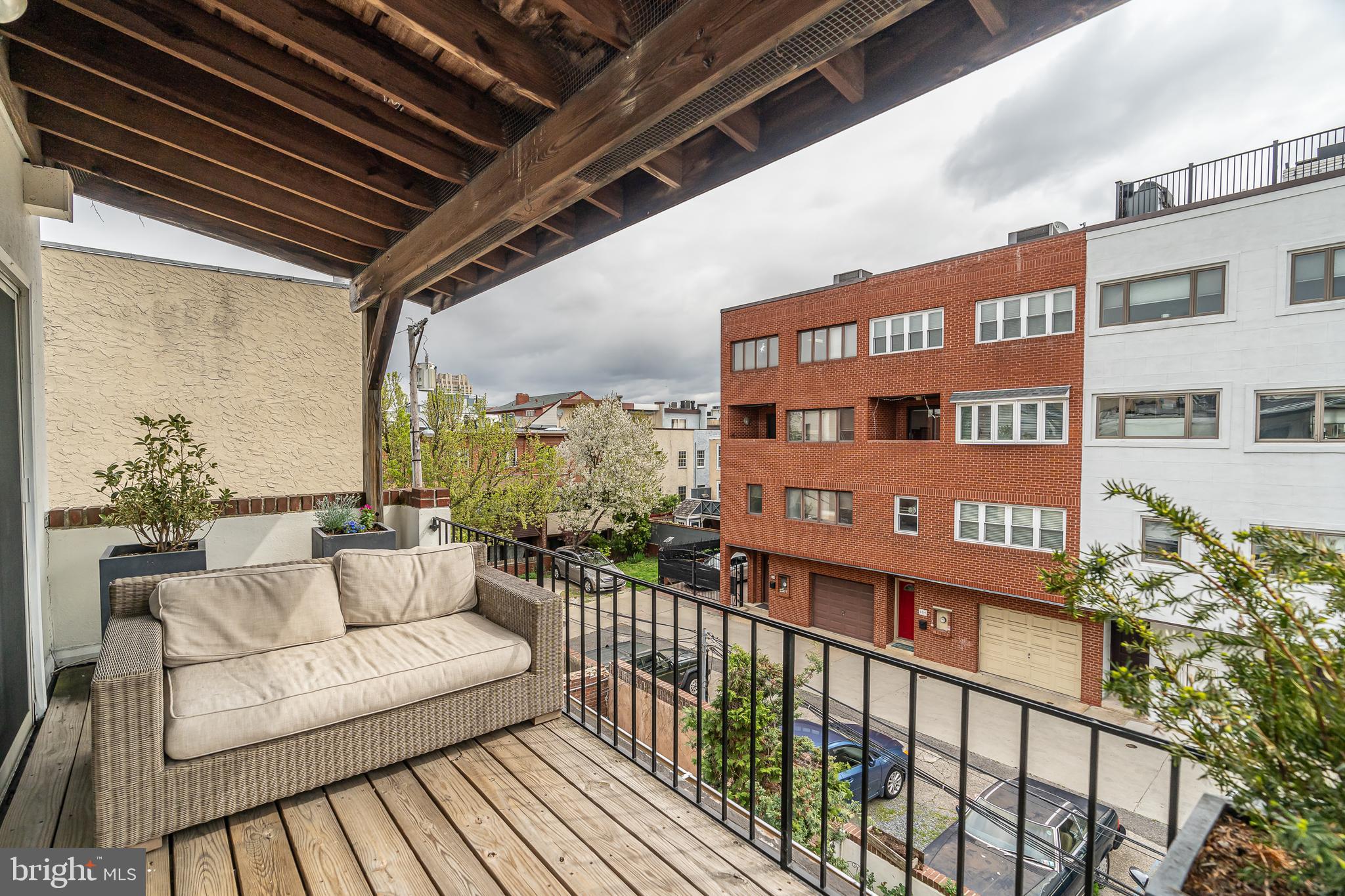 QUEEN VILLAGE - Residential