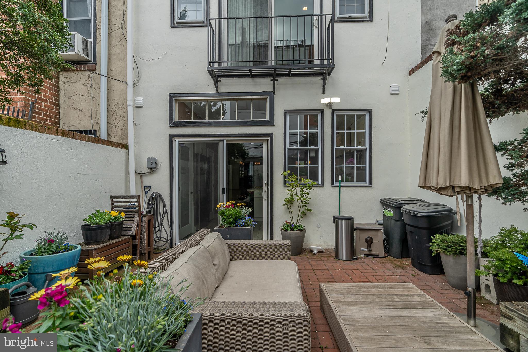 QUEEN VILLAGE - Residential