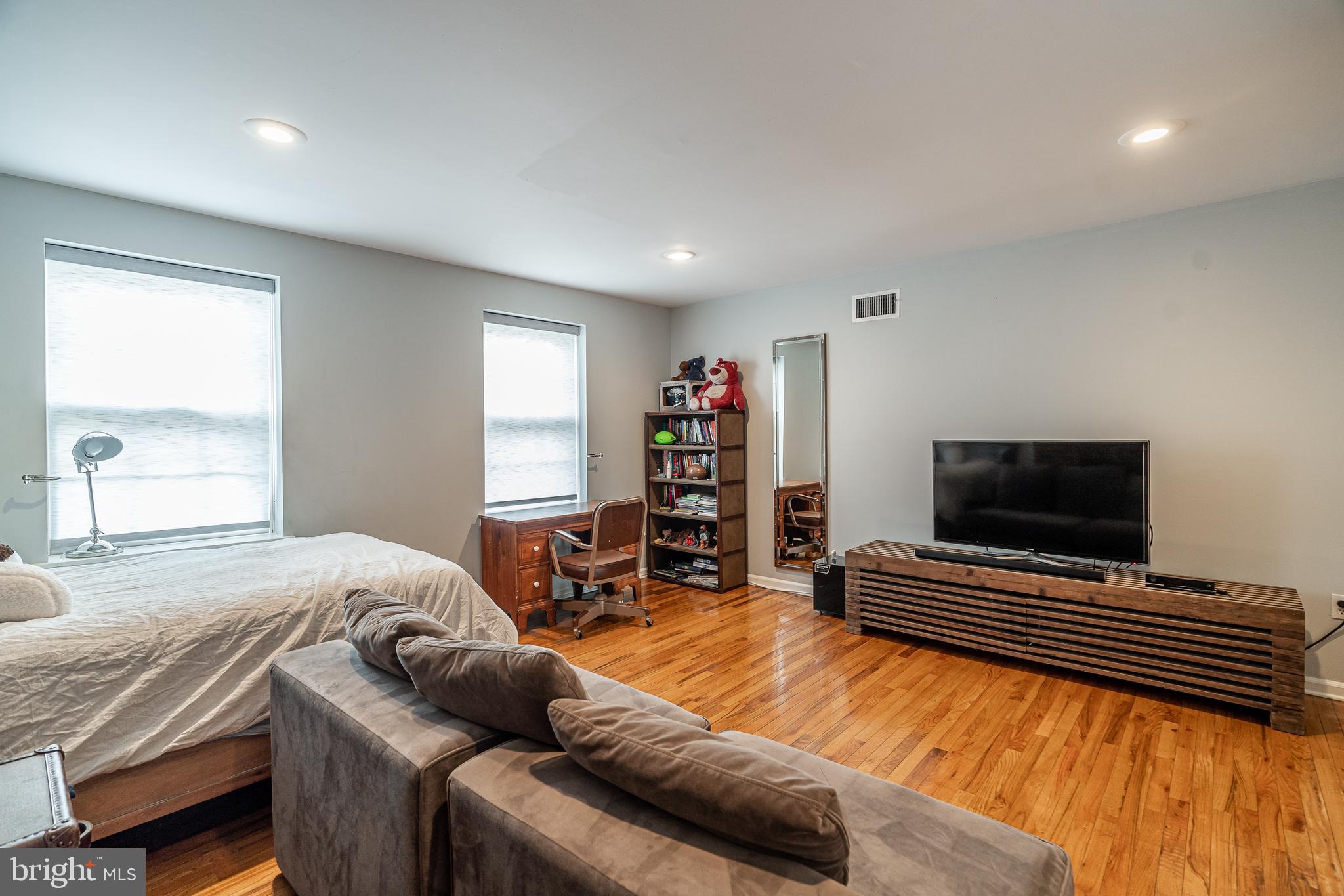 QUEEN VILLAGE - Residential