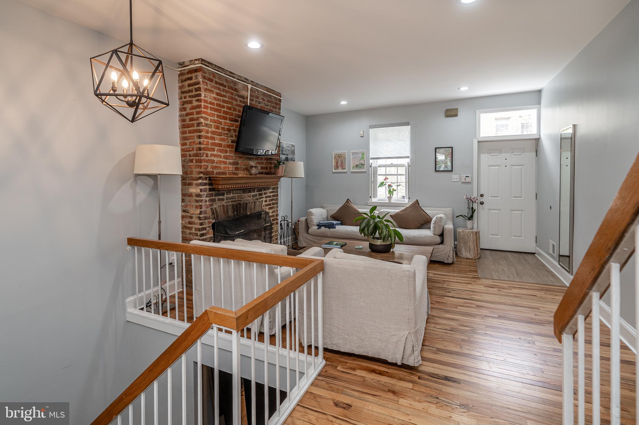 QUEEN VILLAGE - Residential