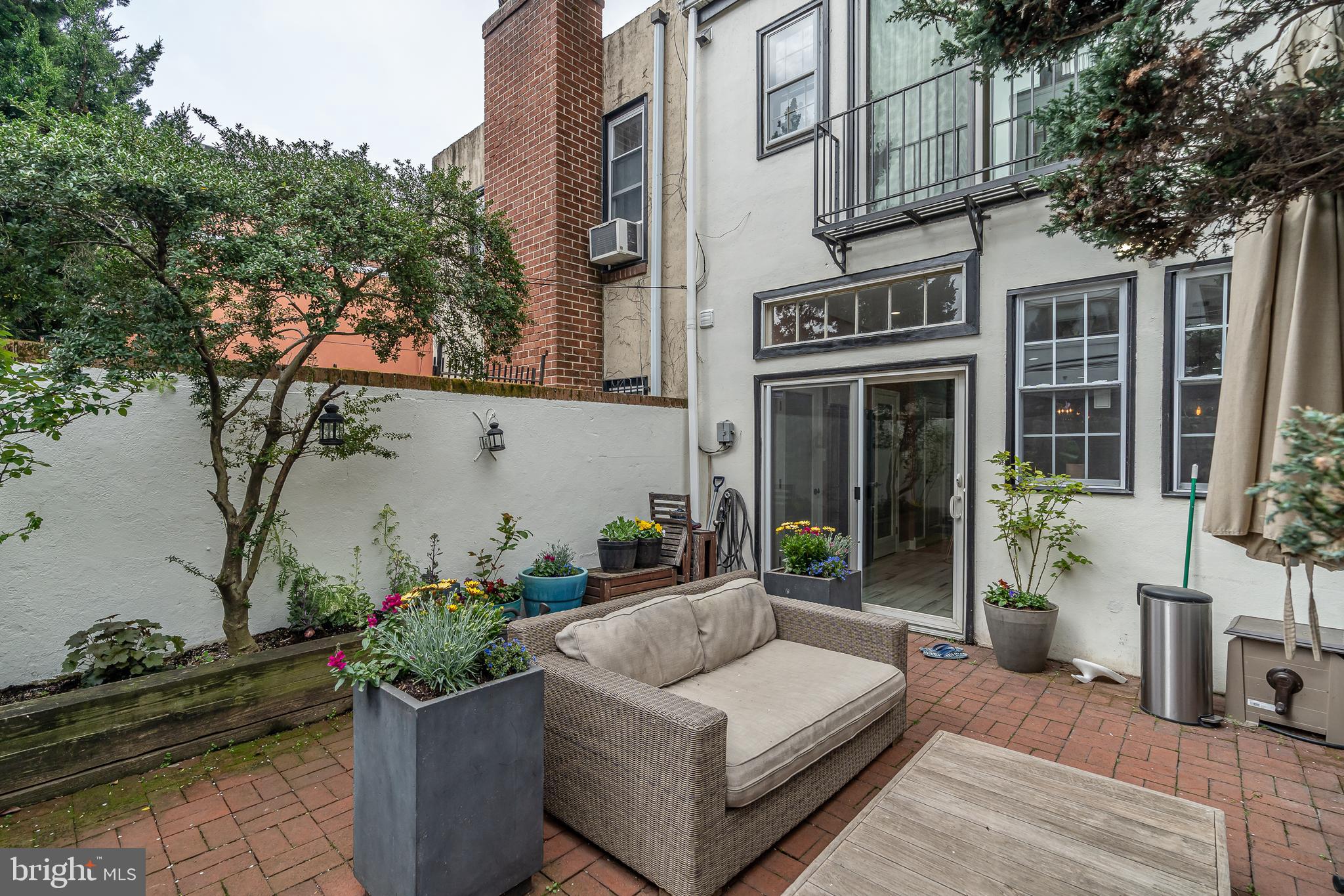 QUEEN VILLAGE - Residential