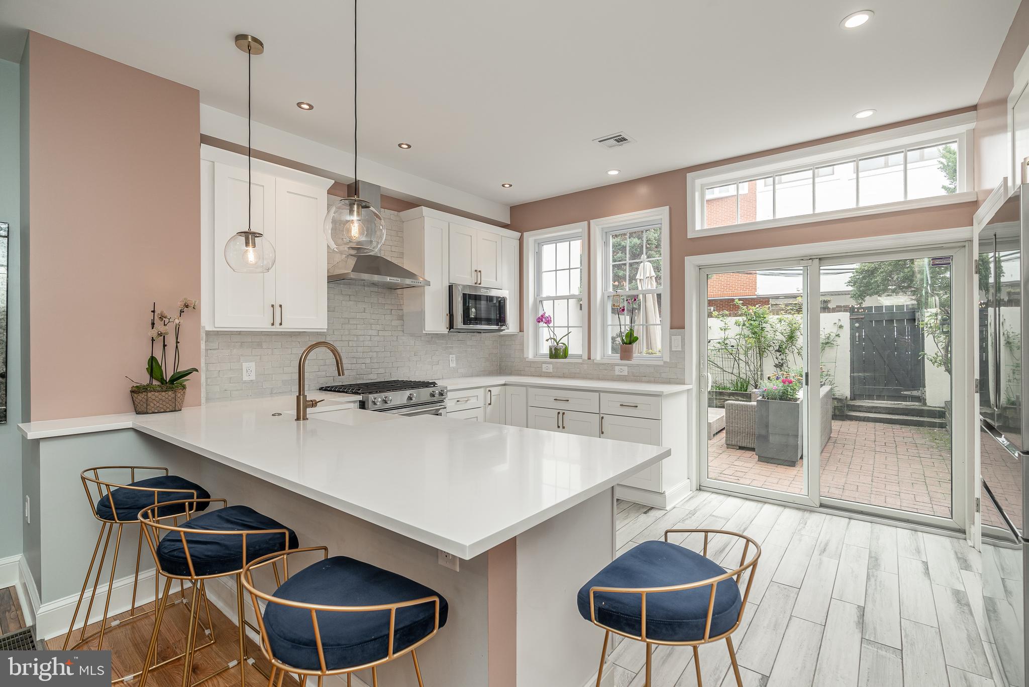 QUEEN VILLAGE - Residential