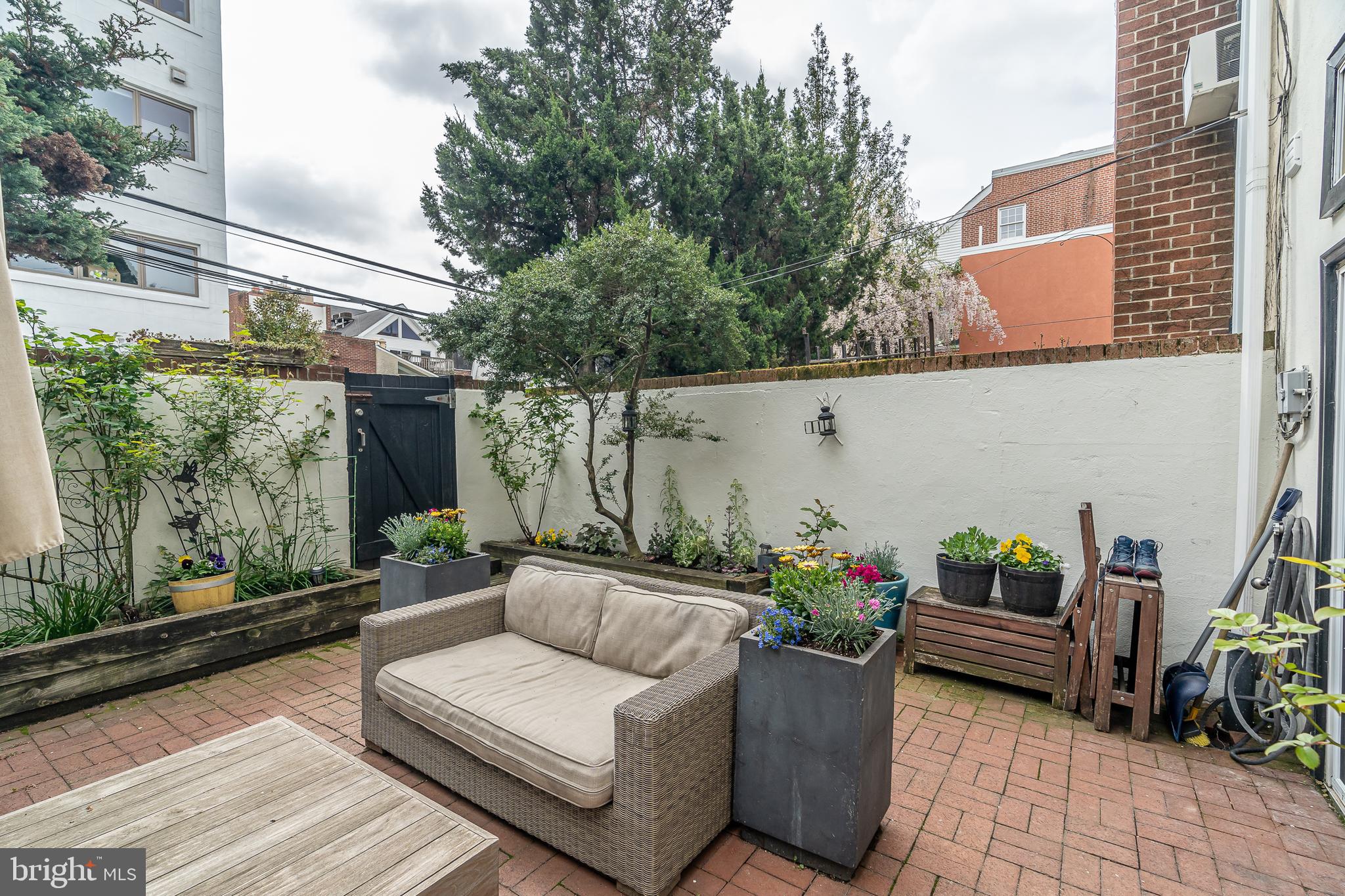 QUEEN VILLAGE - Residential