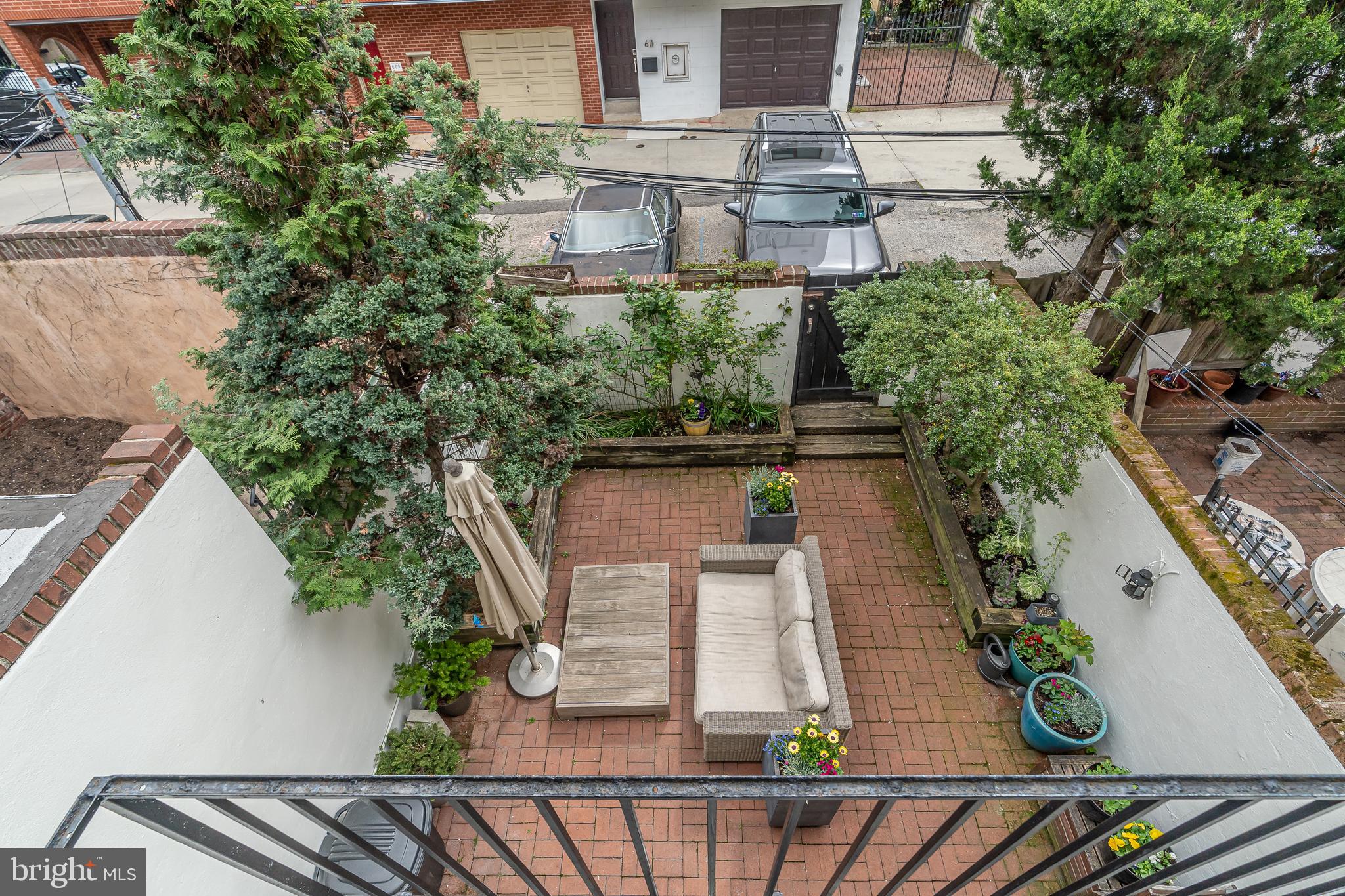 QUEEN VILLAGE - Residential