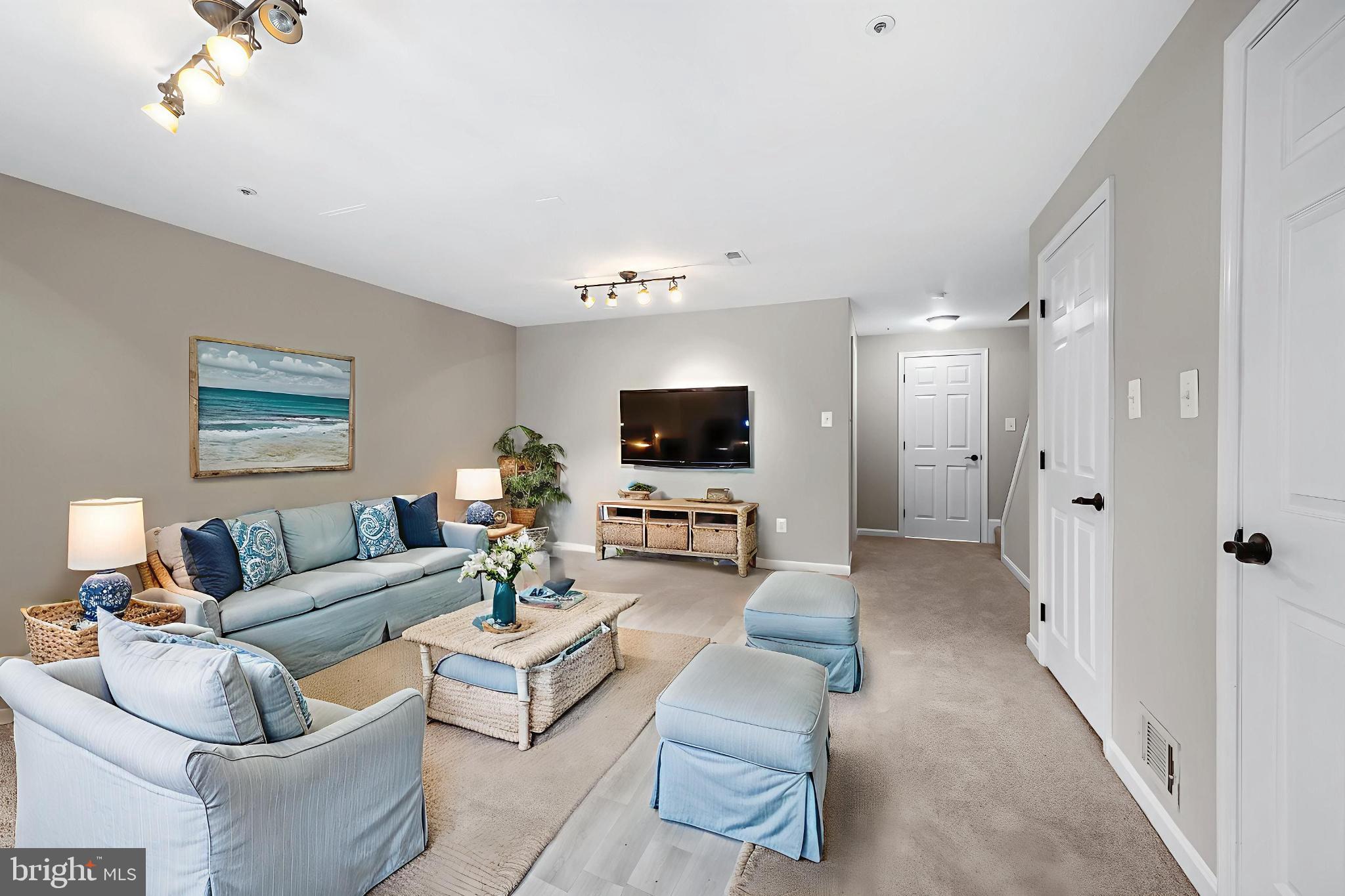 CONSTANT FRIENDSHIP - Residential