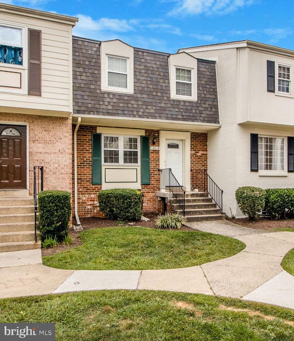 Beautiful townhome located in the Georgian Colonies community. Updated kitchen cabinets with granite counters, stainless steel appliances, and much more! The inside of this home has been freshly painted and is ready to move into. Recreation room on lower level has sliding glass door that opens to patio area. 2-year lease available. Owner is listing broker.