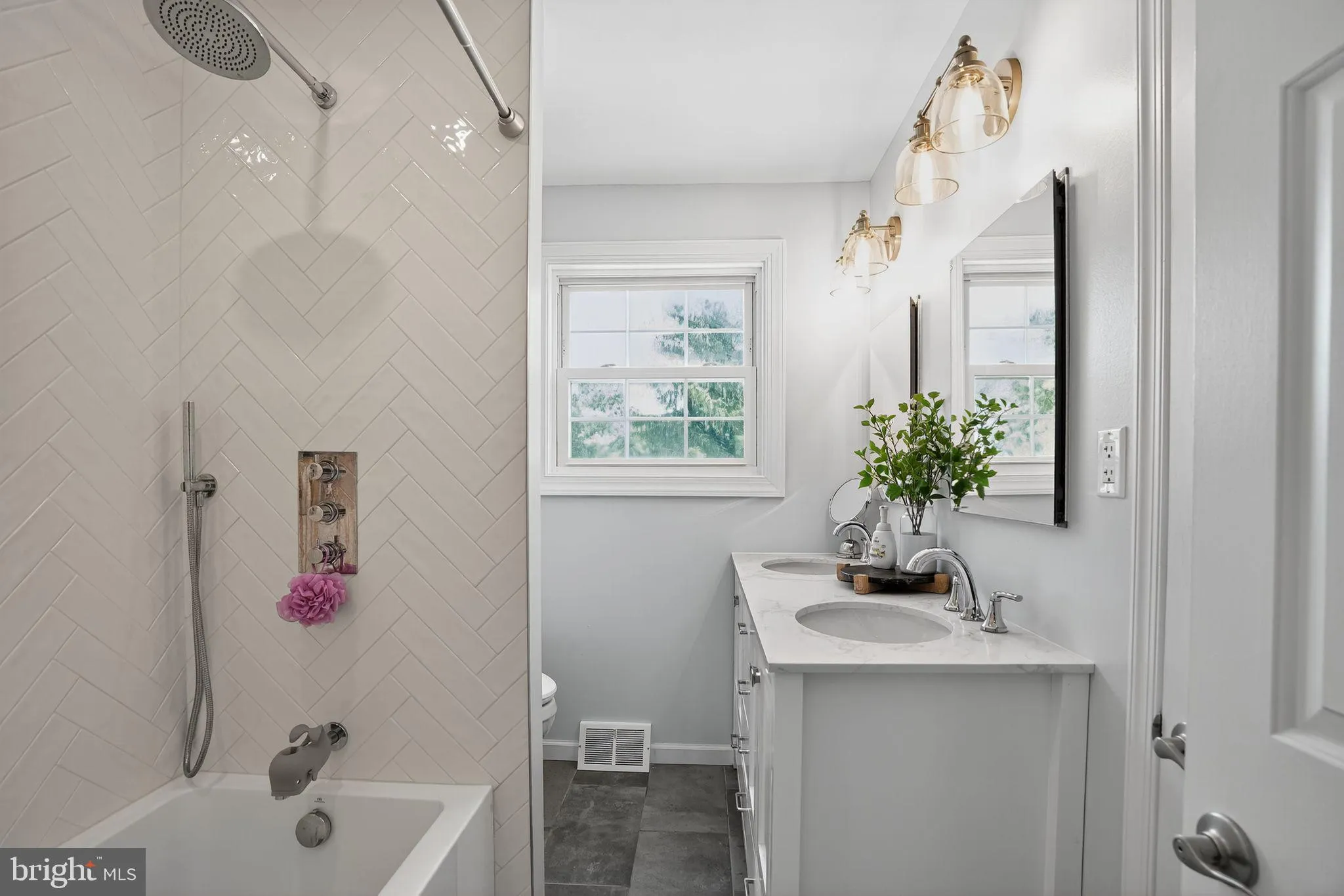 Collegeville, Pennsylvania 19426, United States, 5 Bedrooms Bedrooms, ,3 BathroomsBathrooms,Residential,Pending,204757