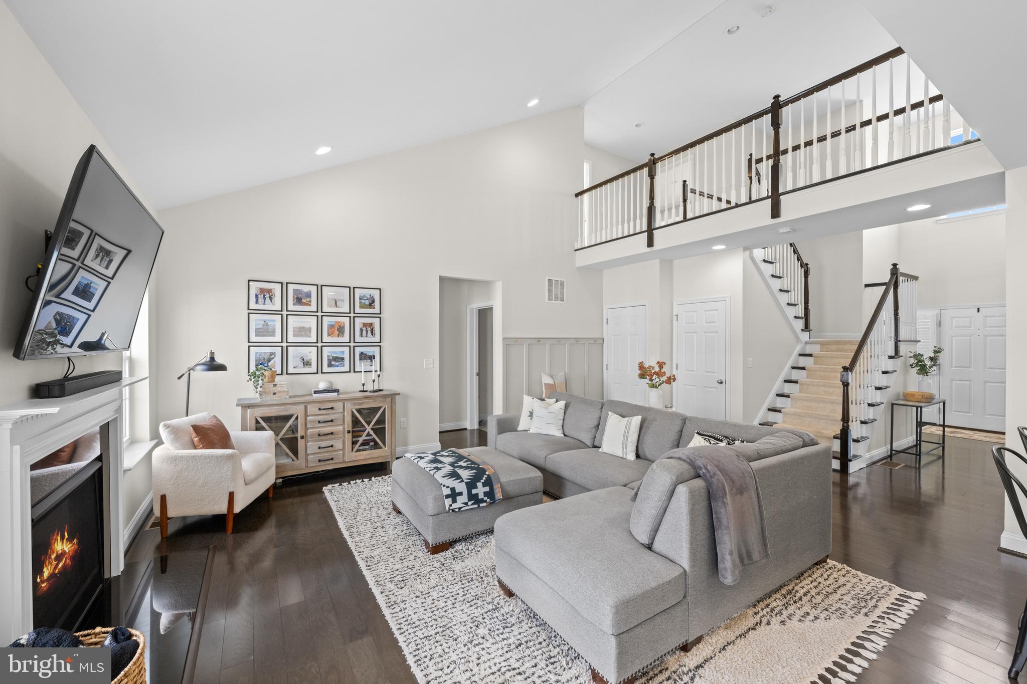 LINCOLN WOODS - Residential